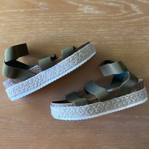 STEVE MADDEN KIMMIE SIZE 8 OLIVE GREEN PLATFORMS!